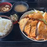とんかつ＆チキンカツ＆イカフライの定食ご飯半分