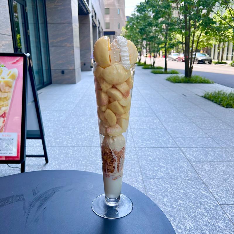 桃太郎パフェ〜桃〜(フルーツカフェひかり)