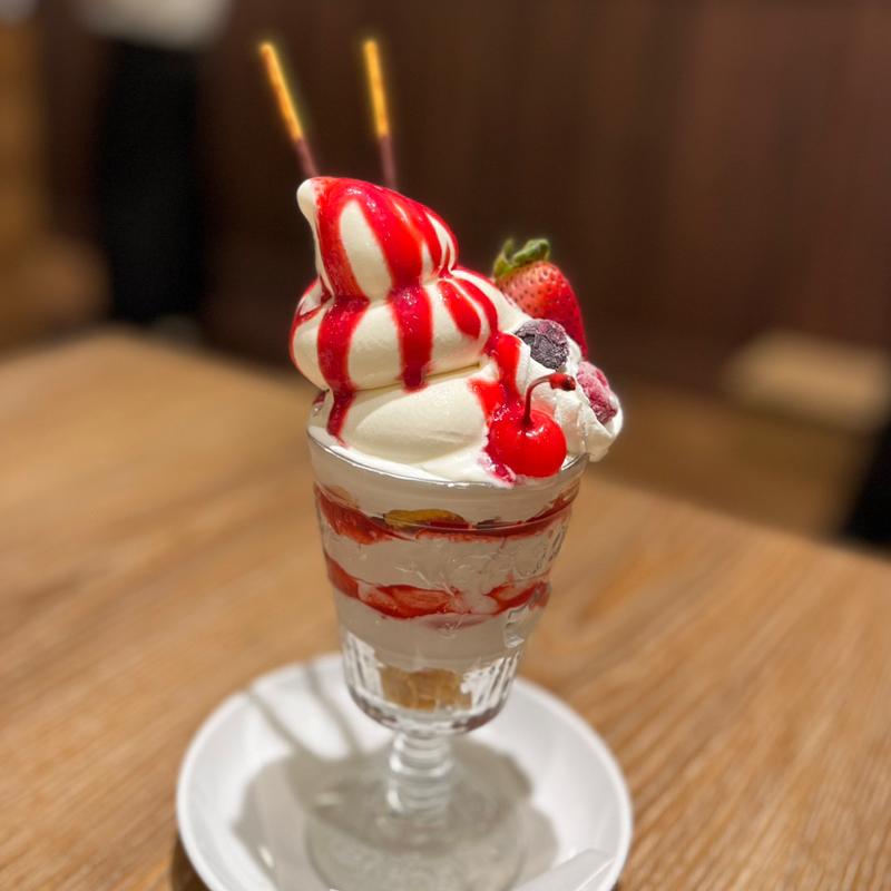ベリーミルクソフトパフェ(純喫茶とスイーツPARLOUR ラルゴ ららぽーと門真店)