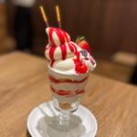 ベリーミルクソフトパフェ(純喫茶とスイーツPARLOUR ラルゴ ららぽーと門真店)