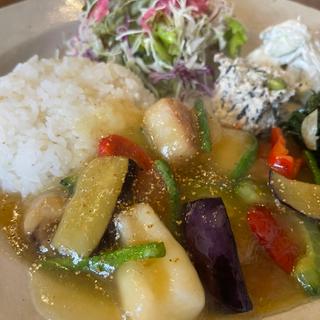 漁港直送の魚介と島野菜のシークヮサァー塩炒めプレート(Soi （ソイ）)