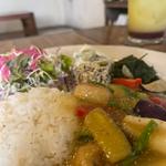 漁港直送の魚介と島野菜のシークヮサァー塩炒めプレート(Soi （ソイ）)
