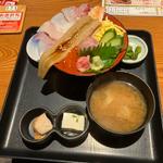 穴子一本入りはみ出し海鮮丼