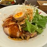 柔らか蒸し鶏の葱油醤油まぜそば(青山シャンウェイ渋谷店)