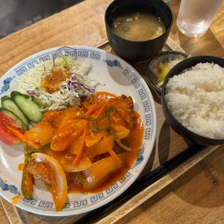 チキンカツトマトソース定食(烏森絶メシ食堂)