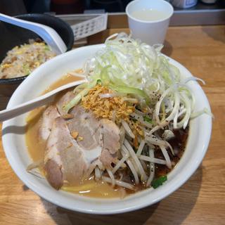 白髪ネギ黒味噌ラーメン 半チャーハンセット(花木流味噌 成増総本店)