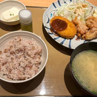 から揚げ＆コロッケ定食(やよい軒 日野店)