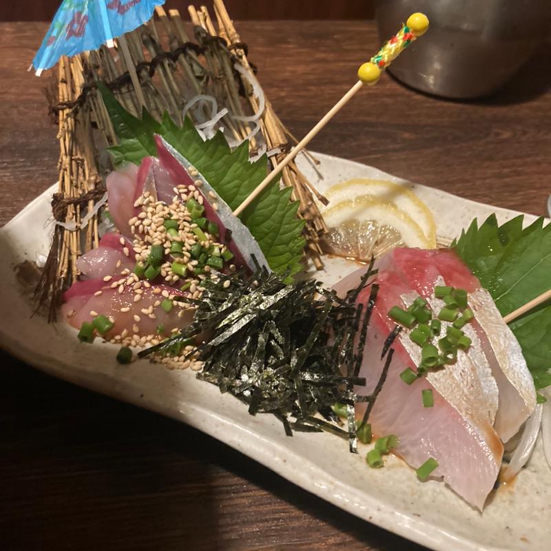 ゴマカンパチ＆ゴマサバ2種盛り合わせ(イカ活き造りと博多尽くし 個室居酒屋 うまかたい 博多筑紫口駅前店)