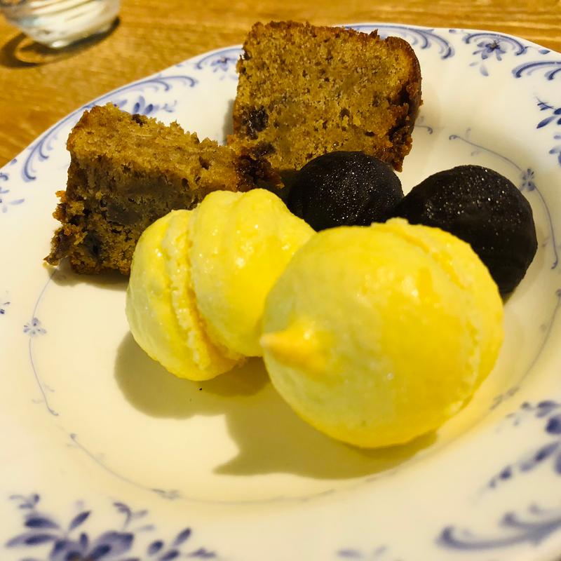 パッションフルーツのマカロン、プラリネ、パウンドケーキ(フランス厨房 旬彩 中央駅店 )