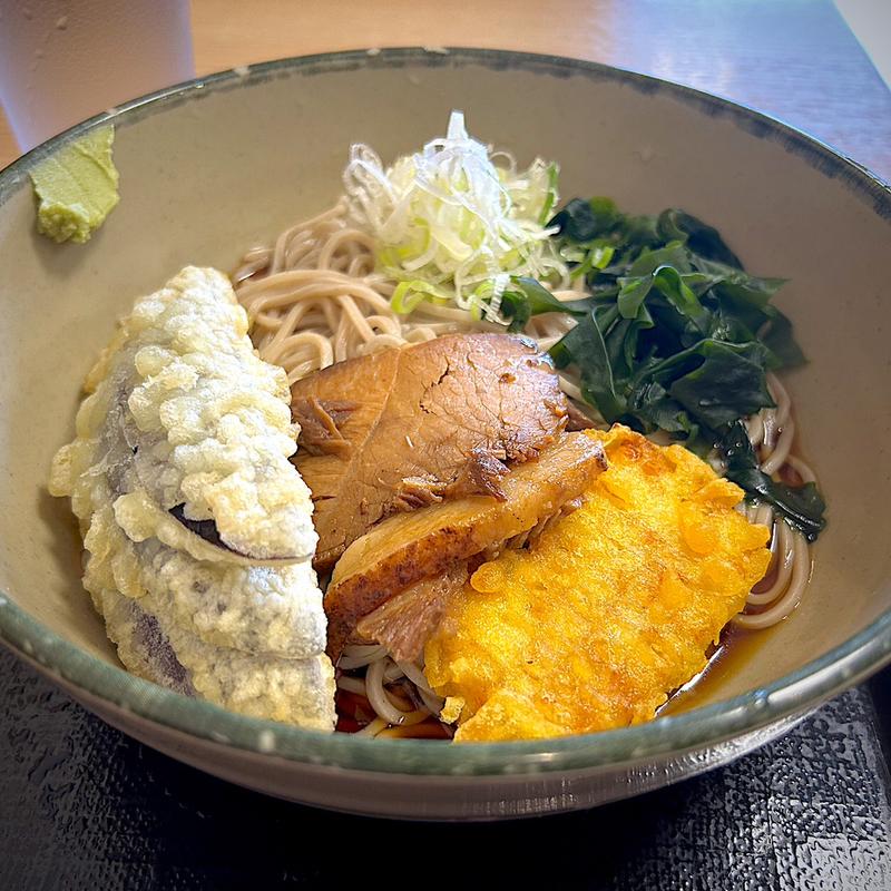 豚チャーシューと夏野菜天そば(名代 箱根そば 喜多見店)