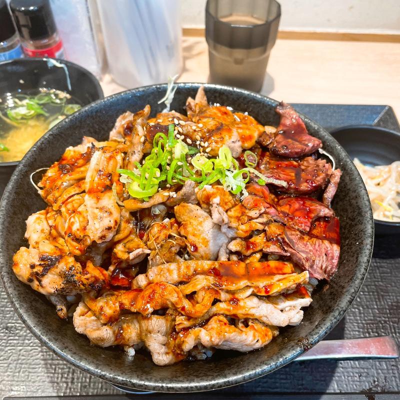 劇場丼(大盛)(池袋肉劇場)