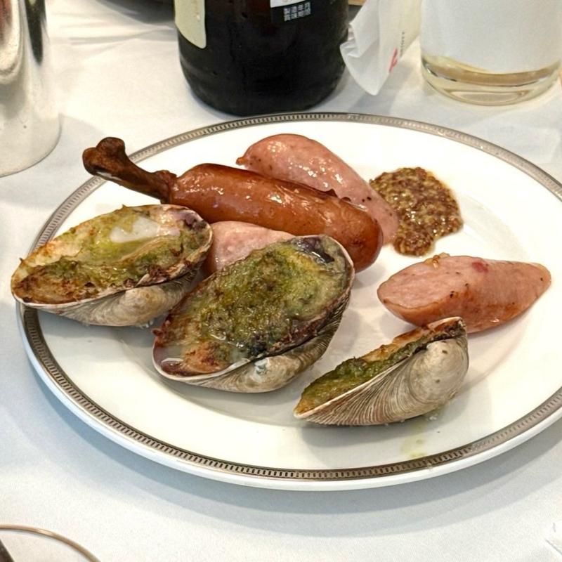 骨付きフランクとシュークルート 燻製風味のマスタードほか(名古屋マリオットアソシアホテル 宴会場)