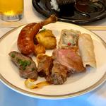 ビーフステーキ ガーリックオニオンソース、牛肉の煮込み、ローストビーフ、骨付きフランクとシュークルート 燻製風味のマスタードほか