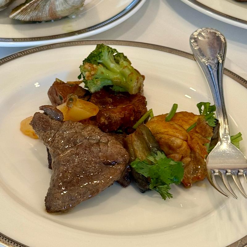 ビーフステーキ ガーリックオニオンソース、牛肉の煮込みほか(名古屋マリオットアソシアホテル 宴会場)