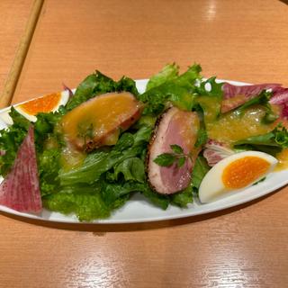 合鴨のパストラミと半熟卵のサラダ(ヱビスバー 札幌アピア店 (YEBISU BAR Sapporo Apia))