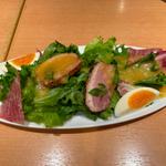 合鴨のパストラミと半熟卵のサラダ
