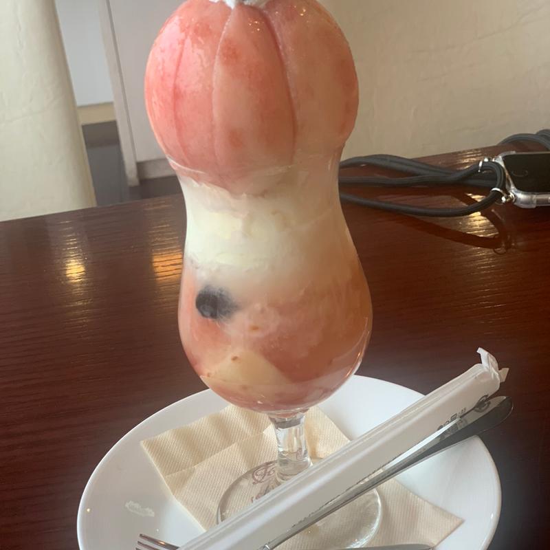 まるごと桃パフェ(フルーツピークス つくば店)