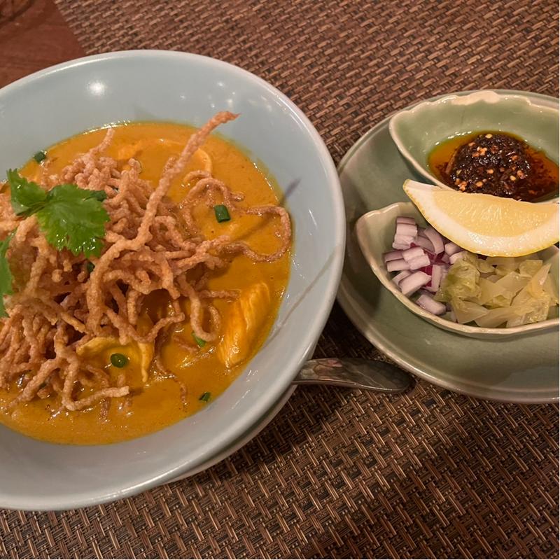 カオソイガイ(ココナッツチキンカレーヌードル)(タイ料理 chedi luang チェディルアン 北堀江本店)