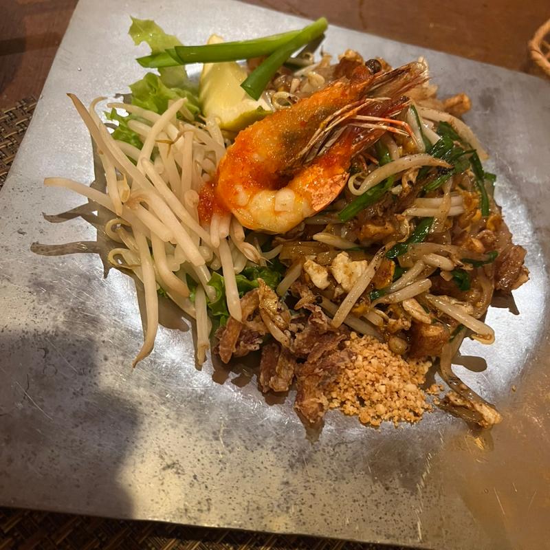 パッタイ(天然エビ入り米麺の焼きそば)(タイ料理 chedi luang チェディルアン 北堀江本店)