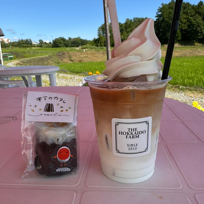 カフェラテフロート+キミのカヌレ(The北海道ファーム直営店)