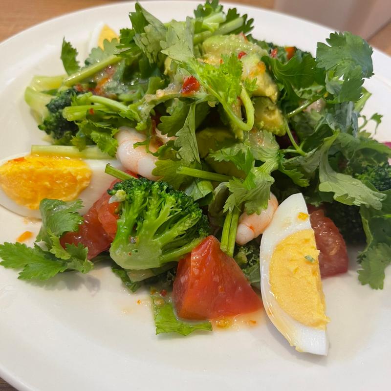 エダジュン監修アジアン風海老アボカドとケールのサラダ(ガスト　那覇天久店)