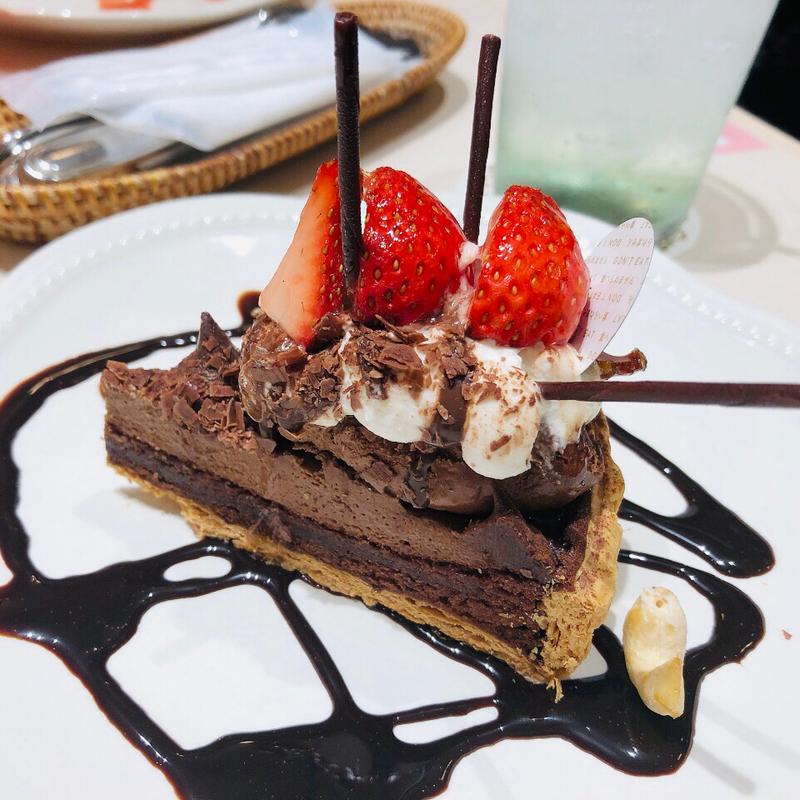 いちごと生チョコレートのタルト(ラメゾンアンソレイユターブル)