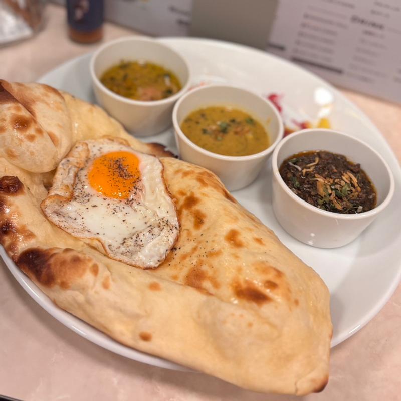 3種（コルマミルチ・ダルとあおさ海苔・黒胡麻担担豚キーマ）+ナン+目玉焼きトッピング(Spice Theater 渋谷)