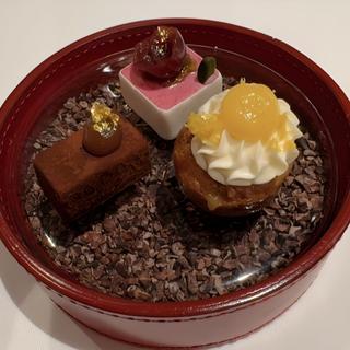 アメリカンチェリーのクロッカンミルフィーユ  ミルクチョコレートクリーム  キッシュのソルベ