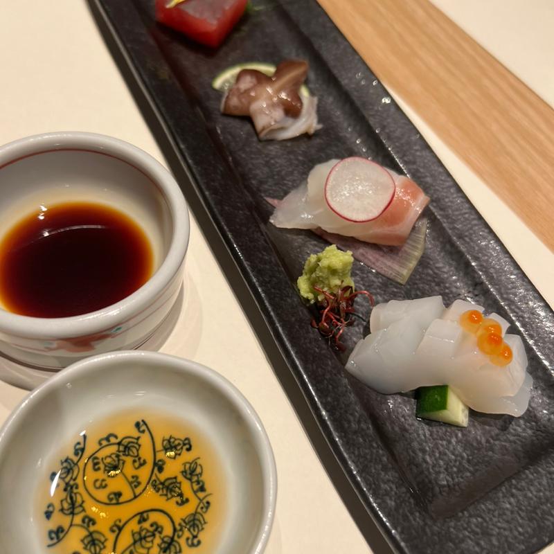 お造り盛り合わせ(鯛 鳥貝 鮪 烏賊)(いにしえの宿 伊久（いきゅう）)