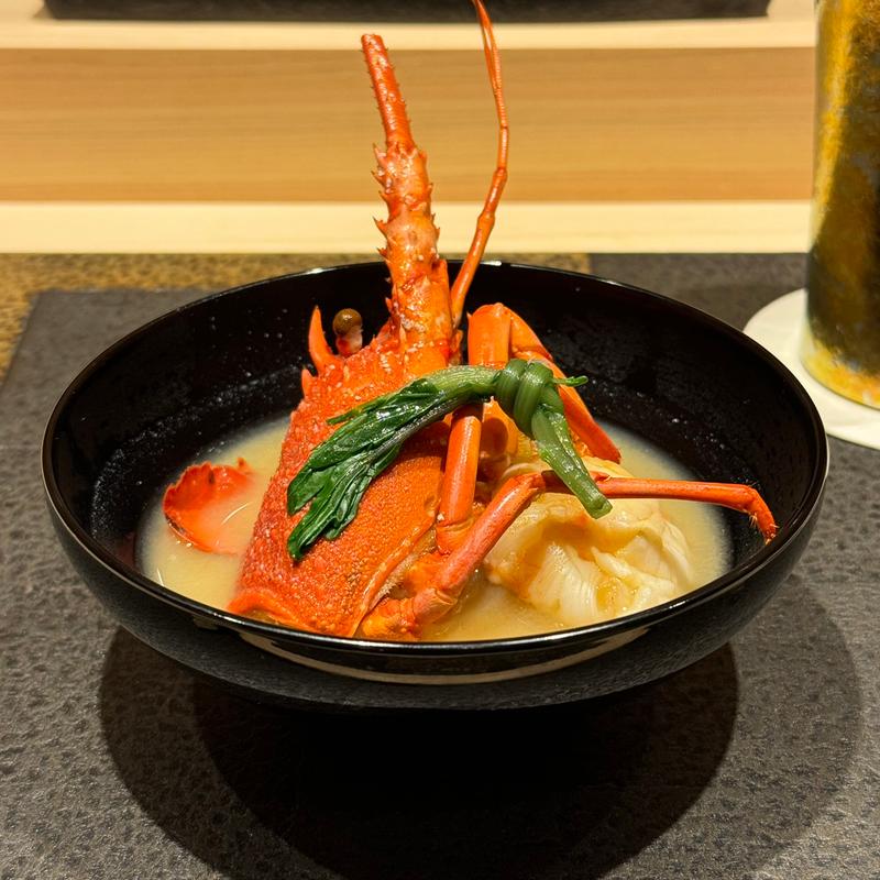 伊勢海老を使った白味噌仕立てのお椀(あま木)