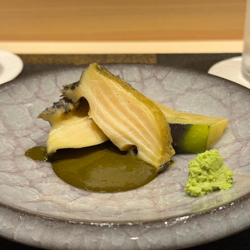 加茂茄子の揚げ浸しと蒸し鮑 八丁味噌とアワビの肝のソース(あま木)