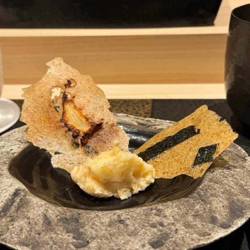 酢飯で作ったタコと海苔のおせんべいとこのこ入りのマッシュポテト(あま木)