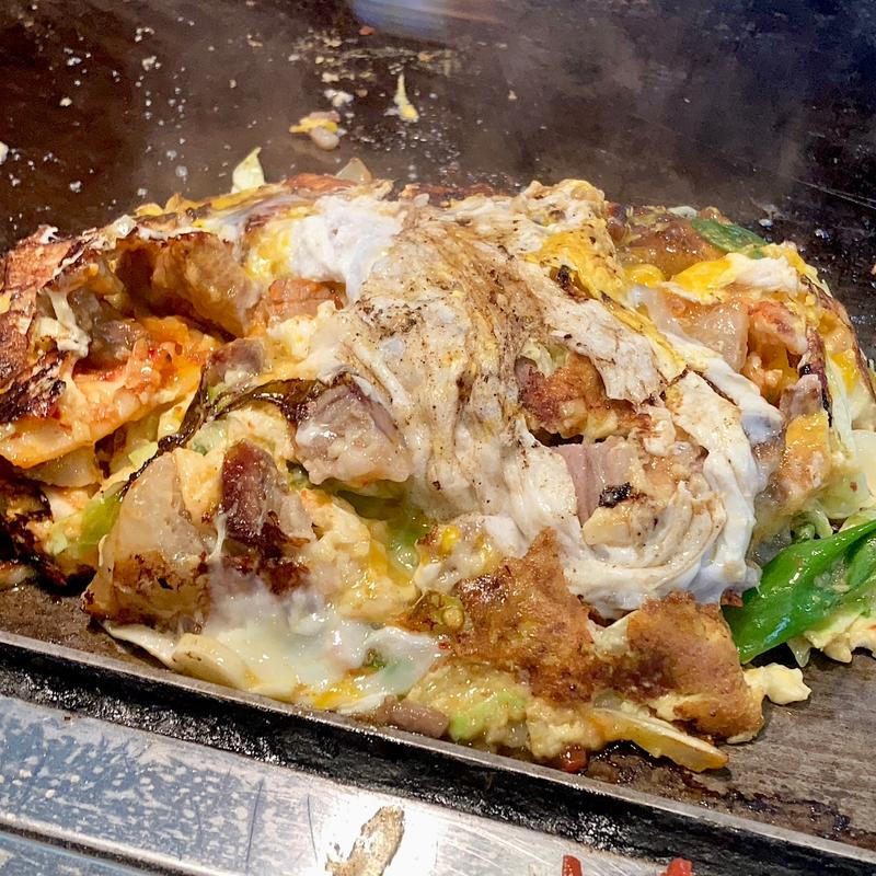 すじネギキムチ油かす玉子のせお好み焼き(チング)