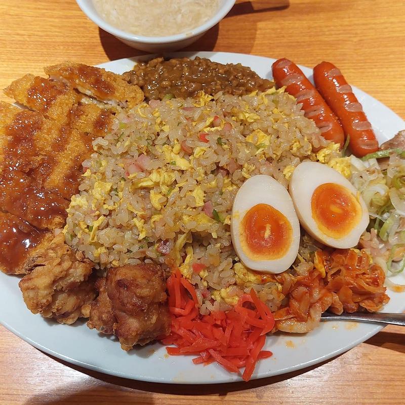カミナリ炒飯 鬼盛り 半熟味玉(カミナリ飯店)