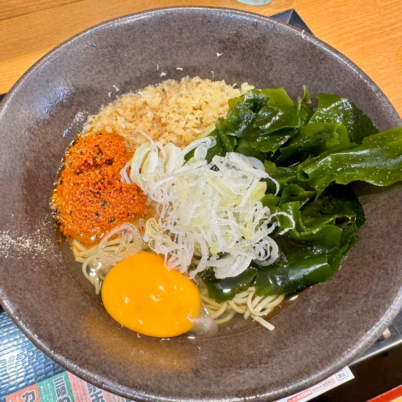 朝蕎麦(三陸わかめ、生玉子）(ゆで太郎 もつ次郎 加須北小浜店)