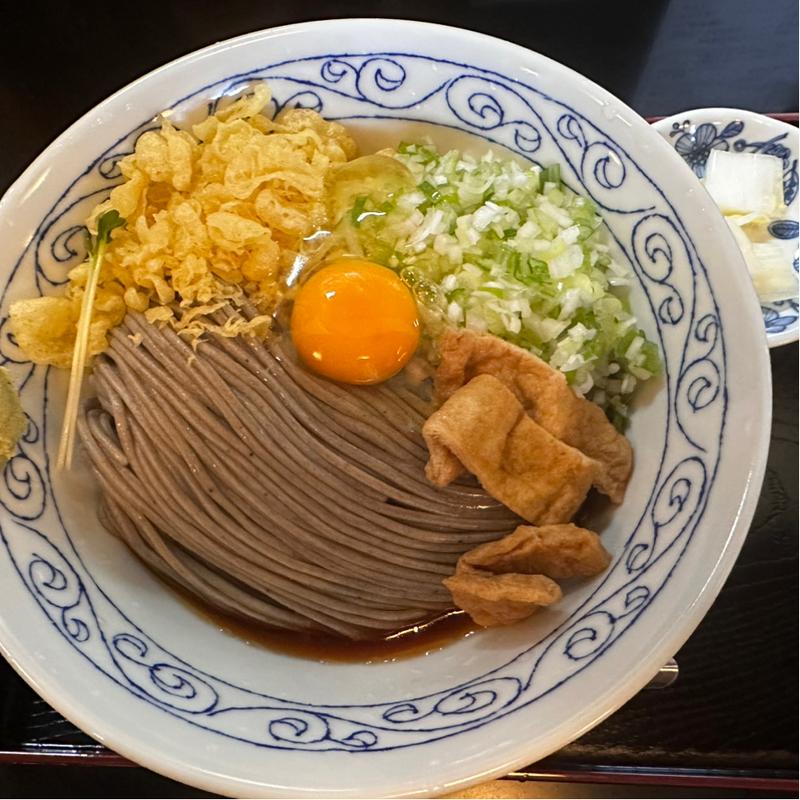 冷やしたぬき蕎麦、生卵(蕎麦処たぬきときつね)