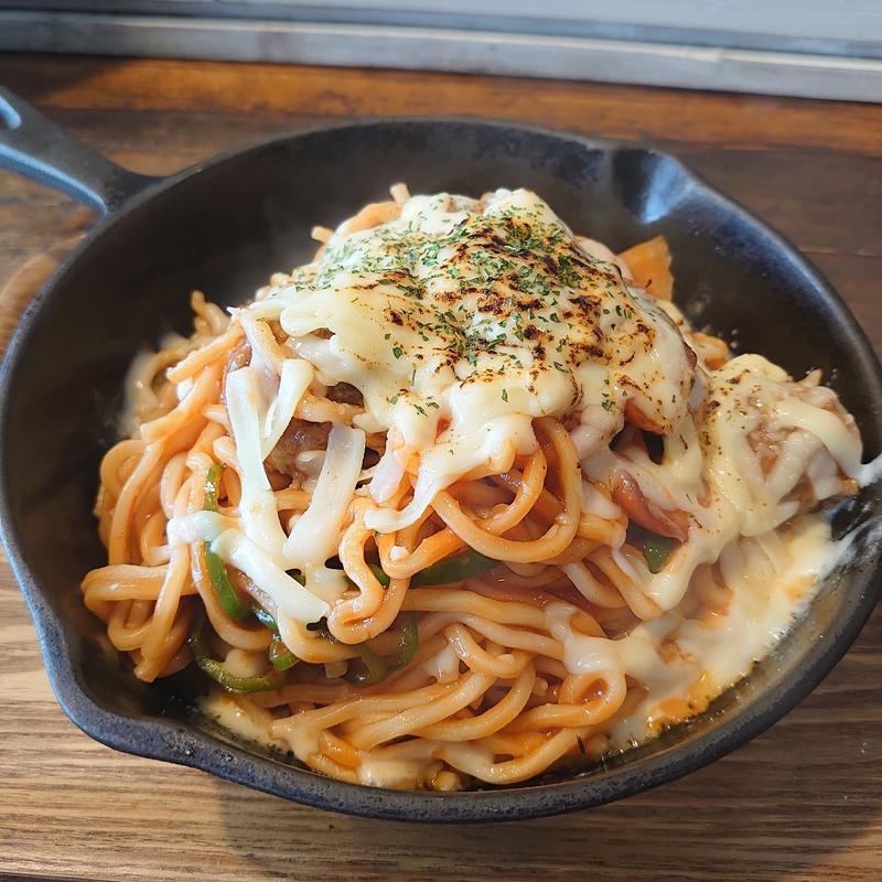 ミートボールナポリタン焦がしゴーダチーズ乗せ＋中盛り(バンザイ ナポリタン)