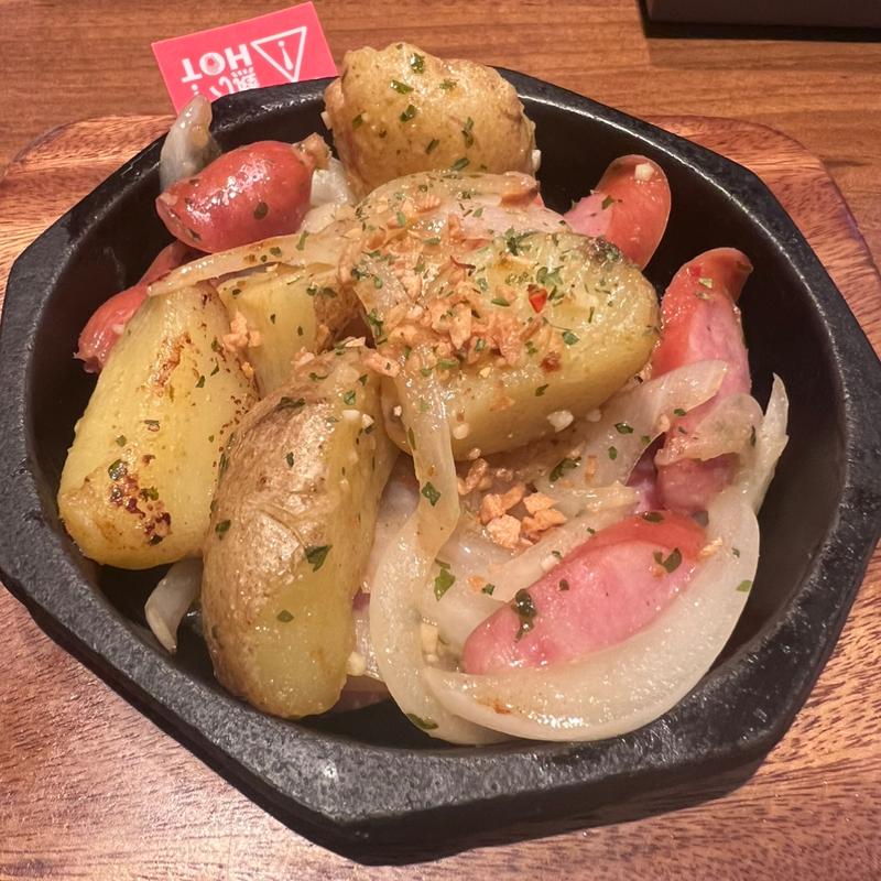 ポテトとソーセージの鉄板炒め(銀座ライオン 大宮東口店)