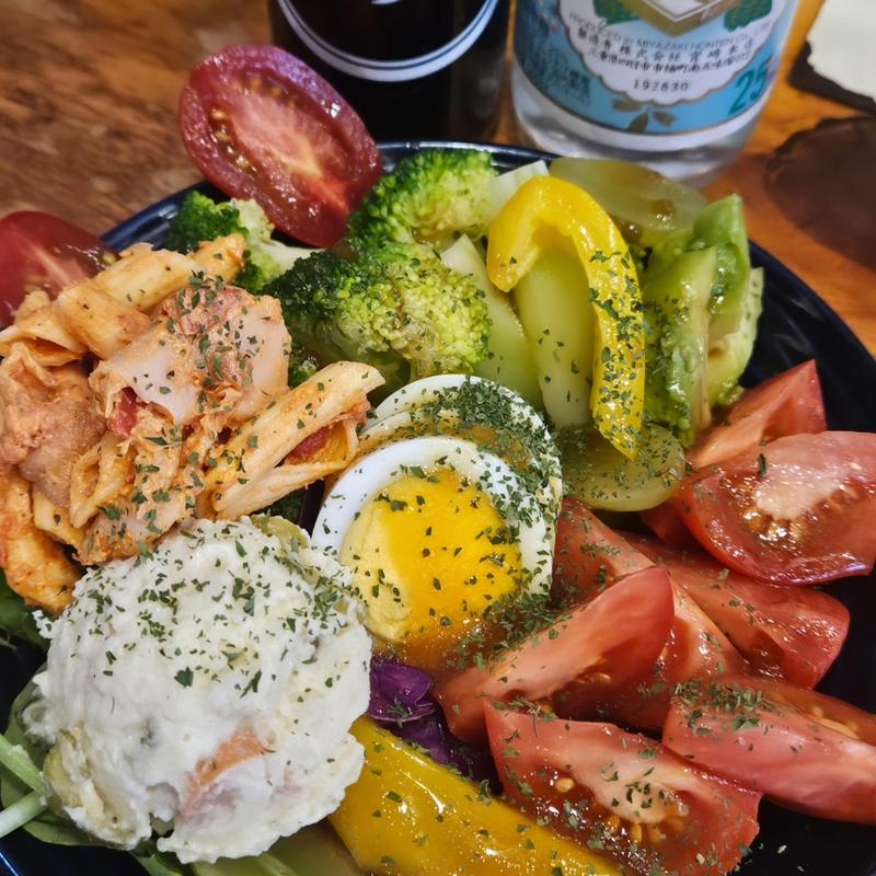 ブロッコリー＆トマト＆色々ヤサイにポテサラのせ(須賀乃湯)