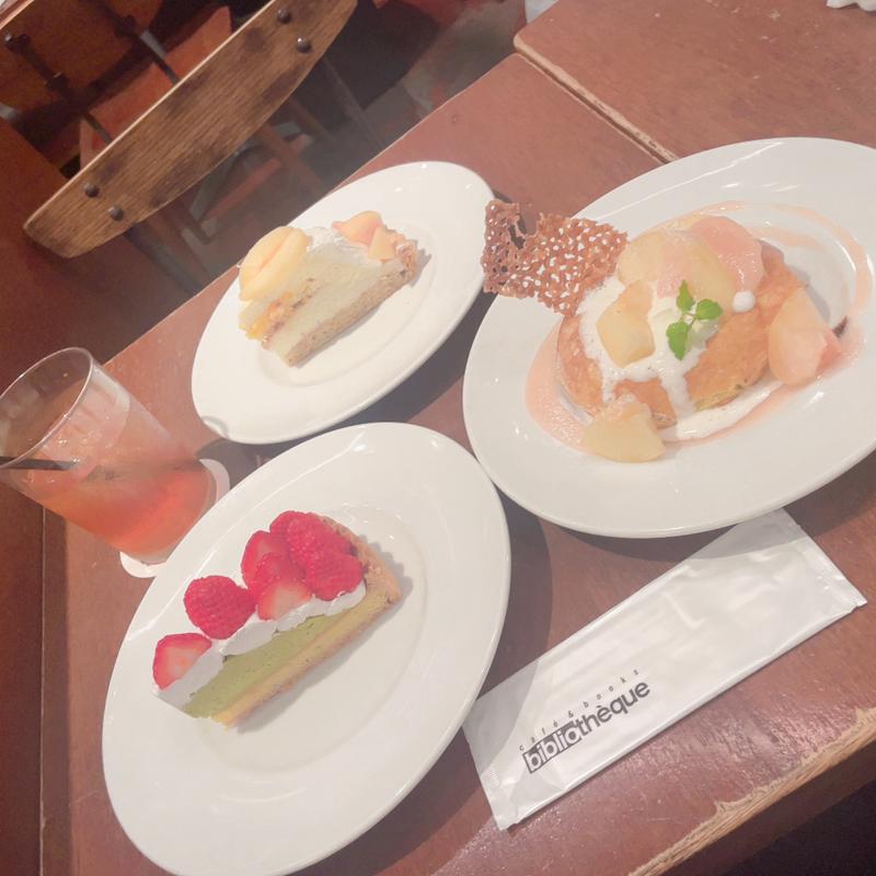 季節限定パンケーキとケーキセット(カフェ＆ブックス ビブリオテーク 大阪・梅田（café & books bibliothèque Osaka Umeda）)