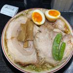 煮卵入りチャーシューもも肉そば