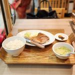 鶏もも一本丸焼き(大衆居酒屋黒たぬき)