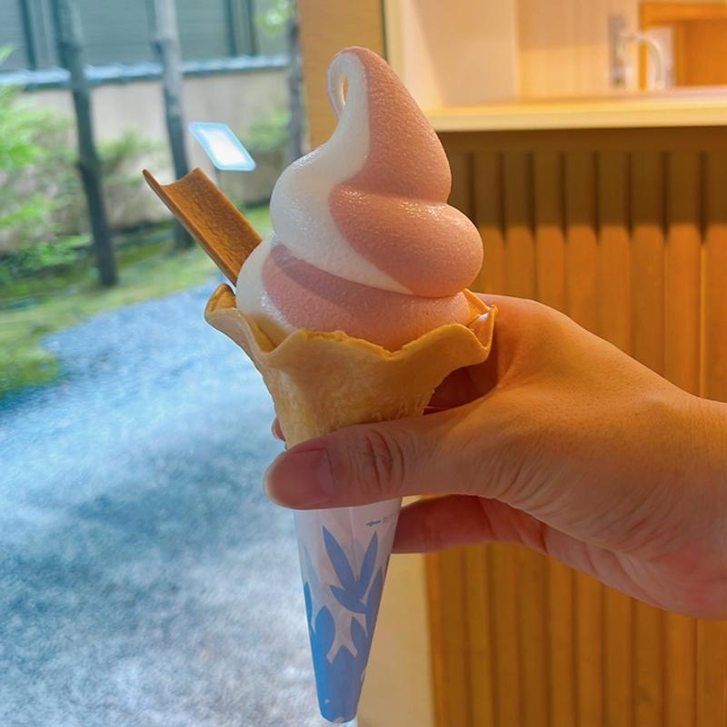 八ツ橋ソフト（濃いちごバニラ）(本家西尾八ッ橋 嵐山店 )