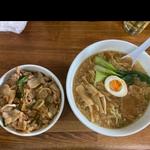 天狗ラーメン 焼肉丼(天狗北越ラーメン)
