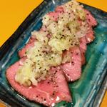 極上ネギ塩牛タン刺し(酒場さぁいこうか)