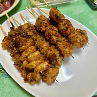 焼き鳥盛合せ(つくね、かわ)(かぶら屋 曳舟店)