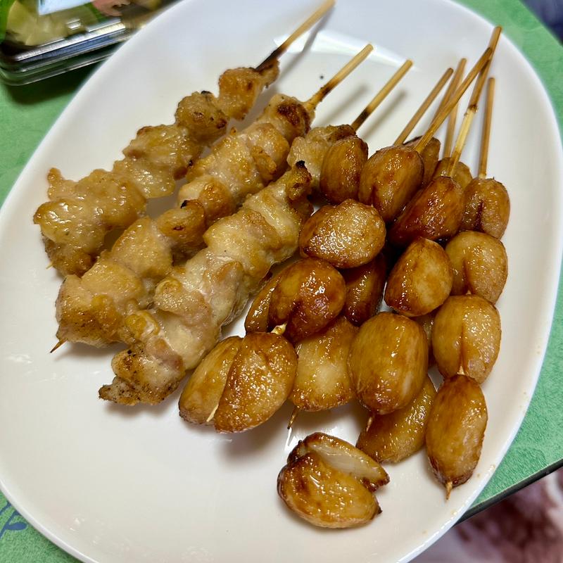 焼き鳥盛合せ(にんにく揚げ、ぼんじり)(かぶら屋 曳舟店)