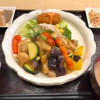 日替わり　鶏肉と夏野菜の辛味噌炒めとカニクリームコロッケ(絆 旬の肴と和み酒場)