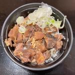 カツオタタキね漬け丼と半たぬきそばのセット(よもだそば 名古屋サンロード店)