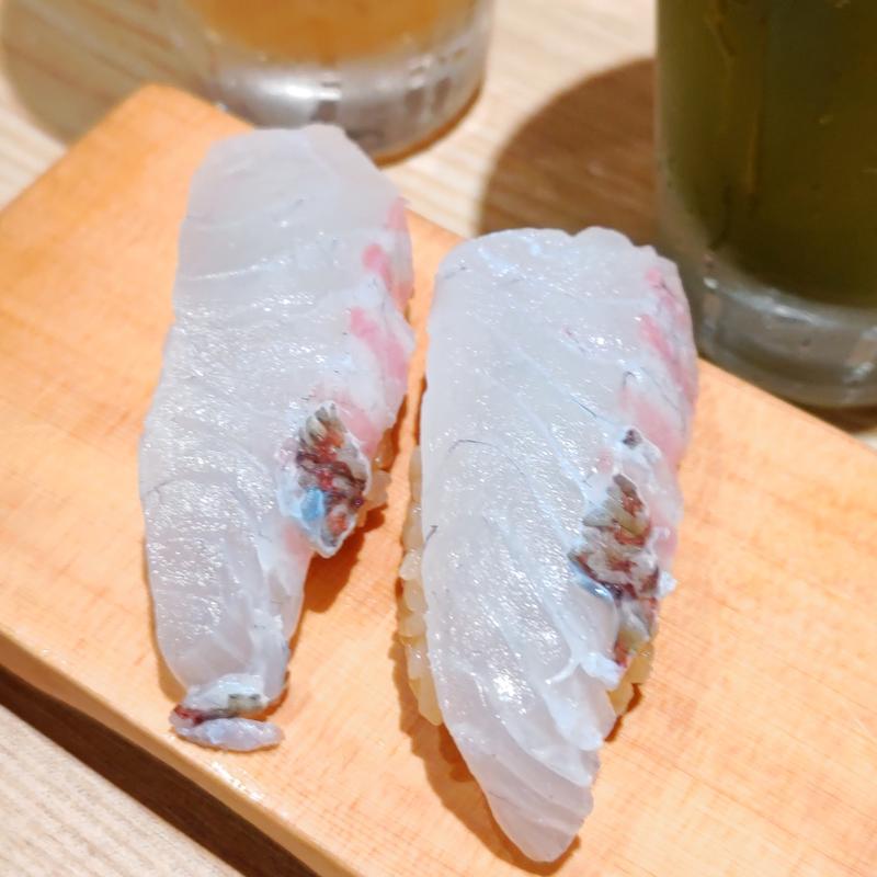 神経締め真鯛握り(大衆すし酒場 スシマヅメ 野毛本店)